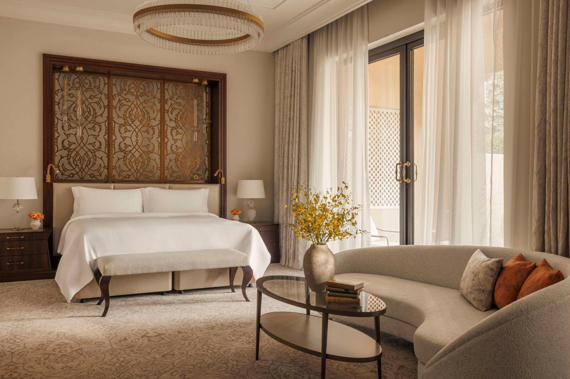 원&원 로열 미라지 리조트 두바이 앳 주메이라 비치 외부 사진 A bedroom at the Ritz-Carlton, DIFC